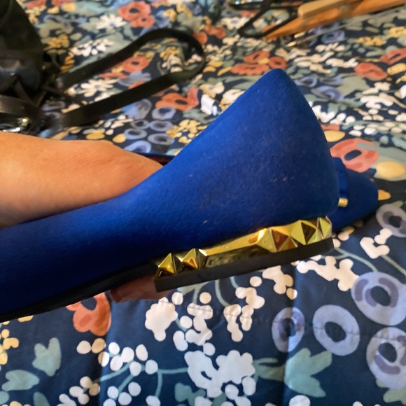 Cute blue flats with gold accents. 9 1/2 Wide - Picture 5 of 5